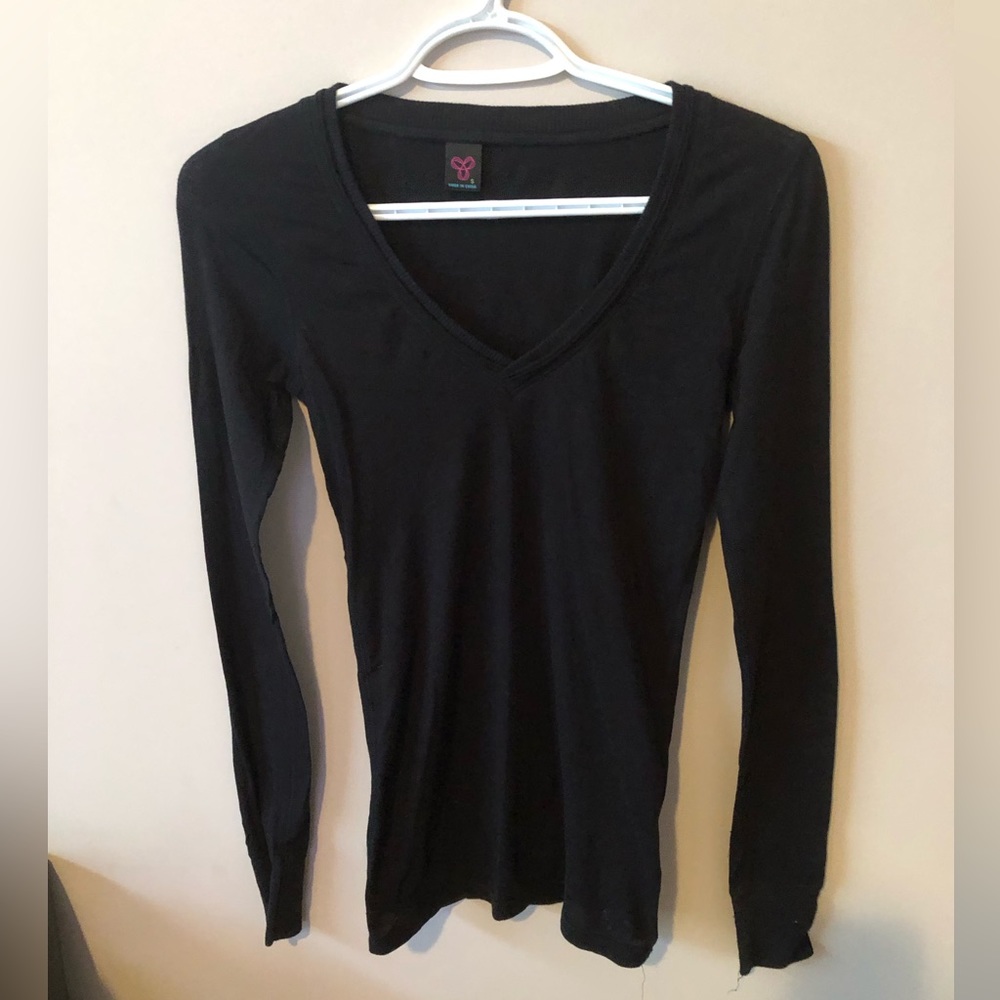 Aritzia/TNA Long Sleeved V Neck Shirt! Size: Small.